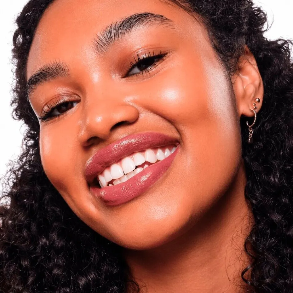Essence Lipmake-Up>Satin Glow 05 Chai There! Luminous Shine Lipstick